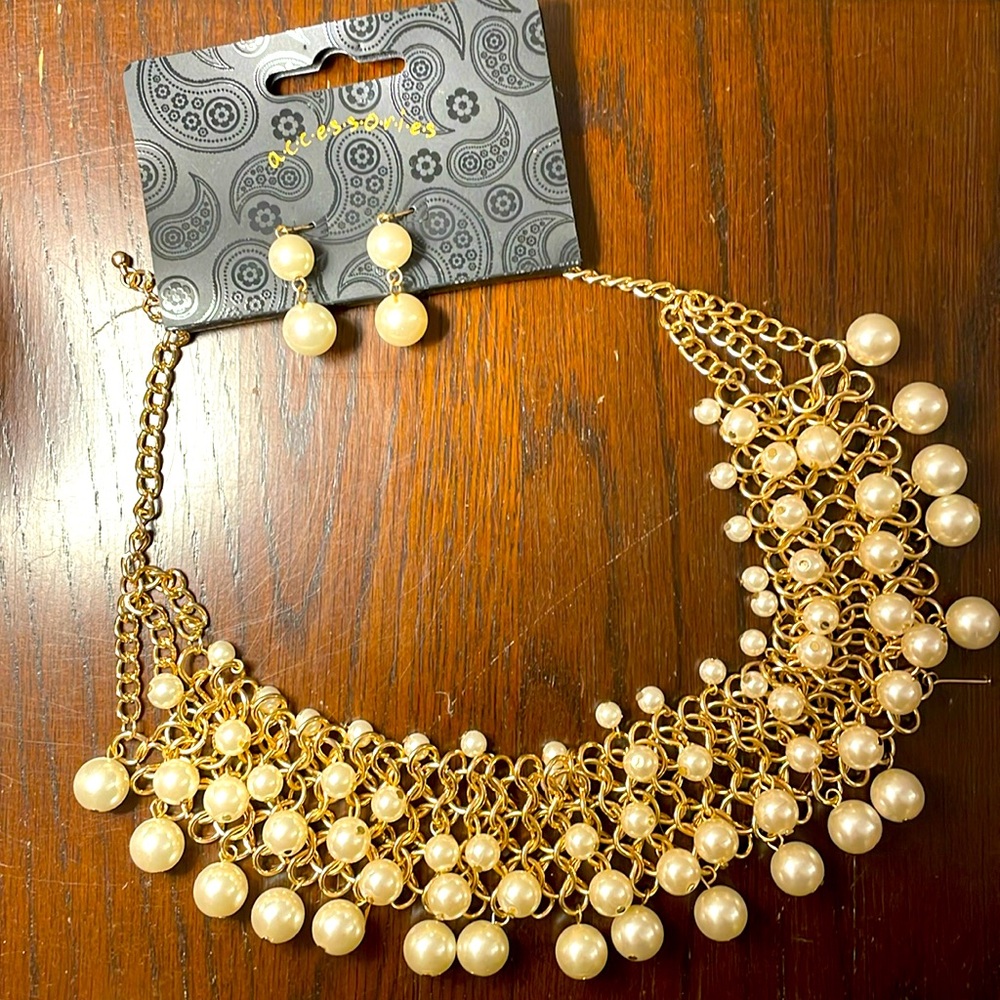 PEARL NECKLACE AND EARRING SET